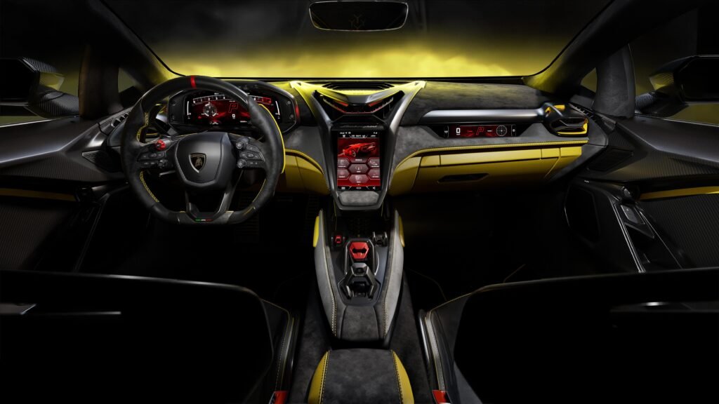 Detalle del tablero del Lamborghini Fenomeno, con pantallas digitales, mandos optimizados y diseño futurista, reflejando la tecnología avanzada y la funcionalidad orientada al conductor.
