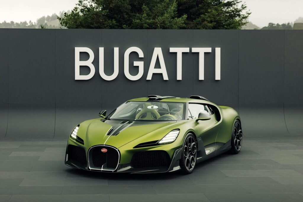 El Bugatti Brouillard, debutando en The Quail, A Motorsports Gathering, combina diseño artesanal, motor W16 de 1.600 CV y detalles exclusivos que rinden homenaje a la pasión ecuestre de Ettore Bugatti.
