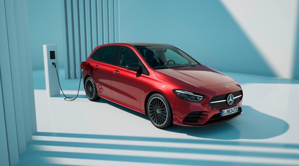 El Mercedes-Benz B-Class 2025 redefine el segmento de monovolúmenes premium con diseño moderno, tecnología avanzada y eficiencia híbrida. Su interior digital con sistema MBUX, motorizaciones eficientes y espacio interior versátil lo convierten en una opción ideal para familias y conductores urbanos que buscan confort, seguridad y funcionalidad. Según EuropaCoche.com®, es una compra recomendable por su equilibrio entre tecnología, economía de combustible y practicidad diaria.