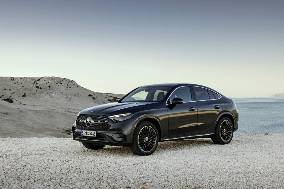 El Mercedes-Benz GLC Coupé 2025 fusiona diseño deportivo, tecnología de vanguardia y eficiencia en un SUV premium de alto rendimiento. Su estética coupé, interior digital con MBUX, motorizaciones híbridas y tracción 4MATIC lo convierten en uno de los modelos más deseados del segmento. Según EuropaCoche.com®, es una opción recomendable gracias a su equilibrio entre lujo, confort y dinamismo.