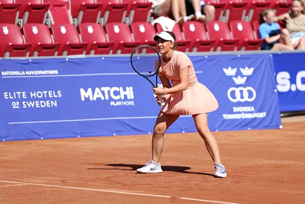 “Victoria Lacki, the young Swedish tennis prodigy dominating junior European tournaments and representing Helsingborgs Tennisklubb.”