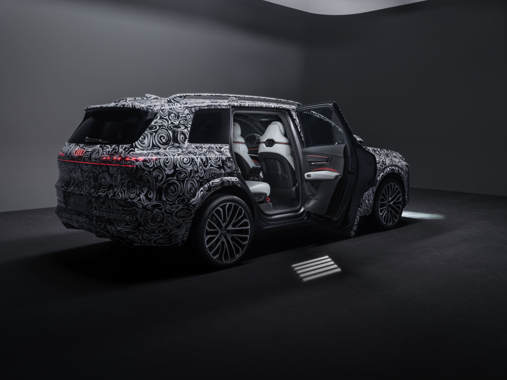 El nuevo Audi Q9 2026 llega como el SUV más grande, tecnológico y exclusivo jamás creado por Audi, combinando lujo premium, puertas automáticas eléctricas, interior business class y una experiencia sensorial inmersiva.