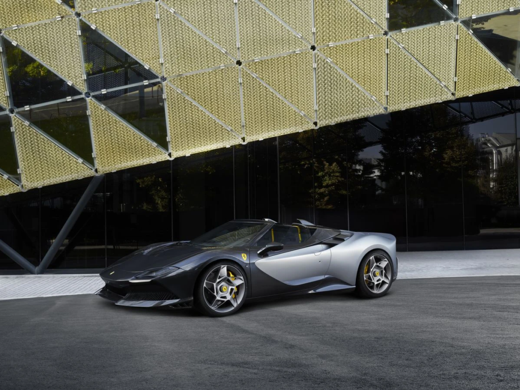 Ferrari presentó el espectacular SP-8, un exclusivo One-Off basado en el Ferrari F8 Spider que transforma el concepto roadster V8 de Maranello con un diseño completamente personalizado y una configuración abierta extrema.
