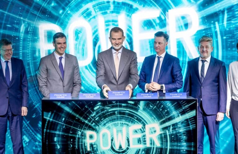 Entrevista Dario Moreno Lerga sobre PowerCo en Sagunto. En la imagen De izquierda a derecha: Ximo Puig, Presidente de la Comunidad Valenciana, Pedro Sánchez, Presidente del Gobierno de España, Felipe VI, Su Majestad el Rey de España, Thomas Schmall, Miembro de la Junta Directiva de Tecnología de Volkswagen AG y Presidente del Consejo de Supervisión de PowerCo, Wayne Griffiths, CEO de SEAT y CUPRA.