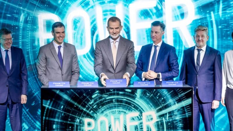 Entrevista Dario Moreno Lerga sobre PowerCo en Sagunto. En la imagen De izquierda a derecha: Ximo Puig, Presidente de la Comunidad Valenciana, Pedro Sánchez, Presidente del Gobierno de España, Felipe VI, Su Majestad el Rey de España, Thomas Schmall, Miembro de la Junta Directiva de Tecnología de Volkswagen AG y Presidente del Consejo de Supervisión de PowerCo, Wayne Griffiths, CEO de SEAT y CUPRA.