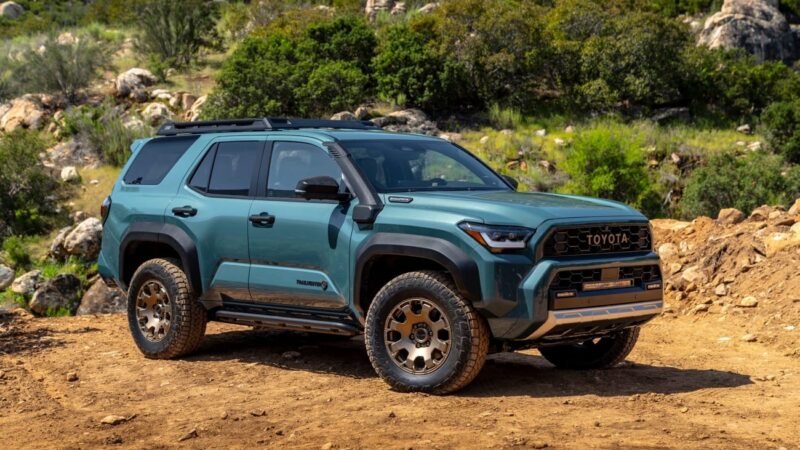 "Con un estilo actualizado, más fuerza y tecnología de última generación, el Toyota 4Runner 2025 llega para mantener vivo su espíritu aventurero y conquistar tanto la ciudad como los caminos más exigentes."