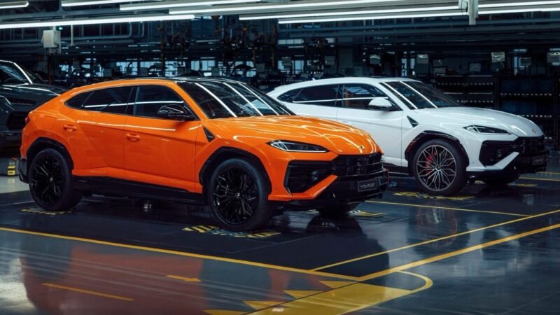 Descubre las exclusivas versiones Naranja y Blanco Performance del Lamborghini Urus SE 2025: colores vibrantes, detalles deportivos y acabados premium que realzan su presencia. Conócelo en Europacoche.com.