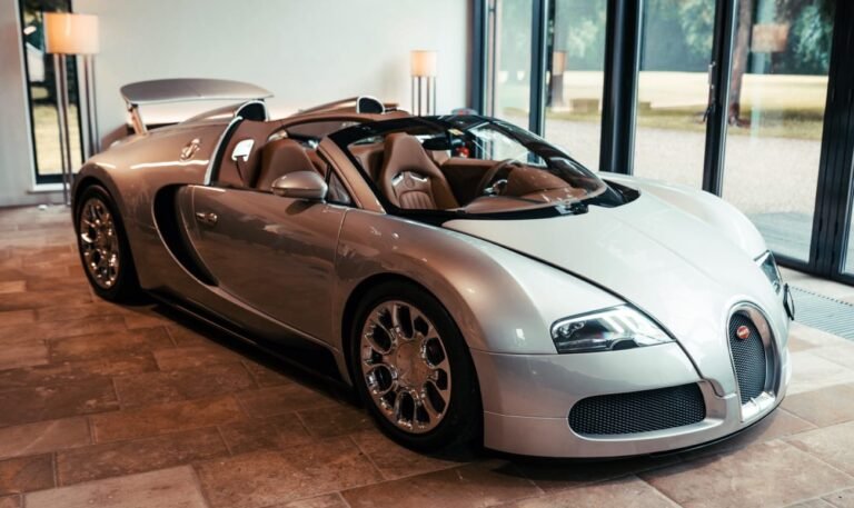 Descubre el Bugatti Veyron, el superdeportivo que revolucionó la industria automotriz con su potencia extrema y diseño exclusivo. Toda la información, características y curiosidades en Europacoche.com.