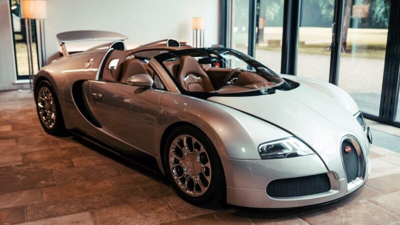 Descubre el Bugatti Veyron, el superdeportivo que revolucionó la industria automotriz con su potencia extrema y diseño exclusivo. Toda la información, características y curiosidades en Europacoche.com.