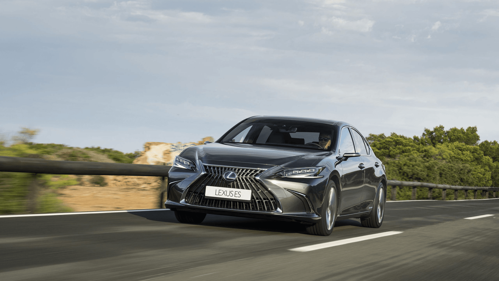 Lexus ES 300h: la berlina híbrida que define el lujo y la eficiencia