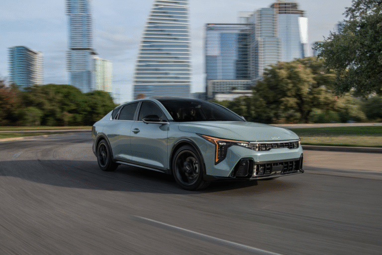 Nuevo Kia K4 2025: el sedán compacto que marca un nuevo rumbo en diseño y tecnología