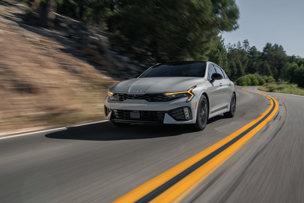 KIA K5 2025: Renovación Estética, Tecnología de Punta y Espíritu Deportivo, precio y características | EUROPA COCHE