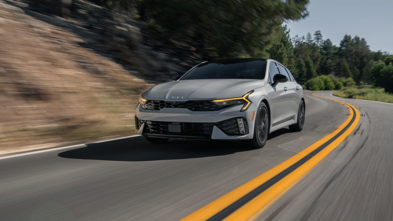 KIA K5 2025: Renovación Estética, Tecnología de Punta y Espíritu Deportivo, precio y características | EUROPA COCHE