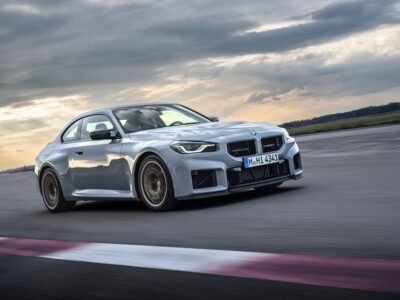 BMW M2 CS 2025 con neumáticos deportivos en una vuelta rápida en pista | EUROPA COCHE