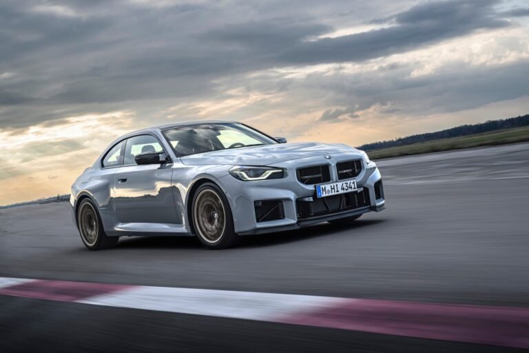 BMW M2 CS 2025 con neumáticos deportivos en una vuelta rápida en pista | EUROPA COCHE