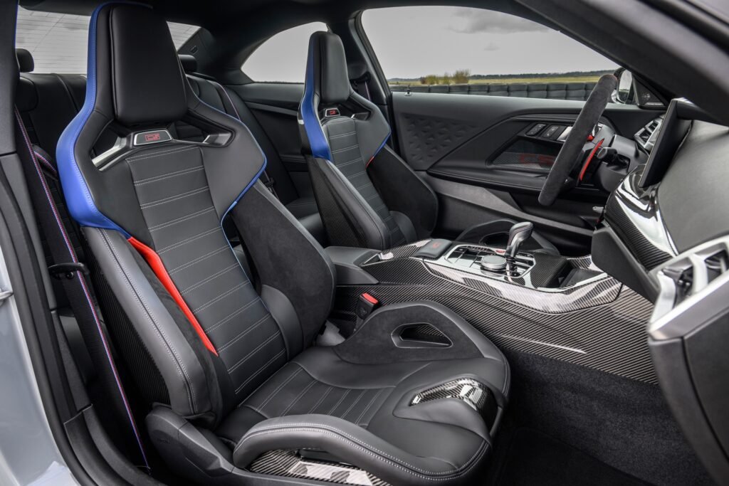 Asientos deportivos M del BMW M2 CS 2025 en Alcántara | EUROPA C OCHE
