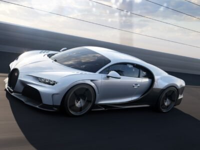 Chiron Super Sport tomando una curva en circuito, con neumáticos Michelin Pilot Sport Cup 2 | EUROPA COCHE