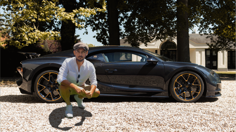 VALLTRO posando junto al Bugatti Chiron L’Ébé, rindiendo homenaje al legado de L’Ébé Bugatti y la historia de la marca.