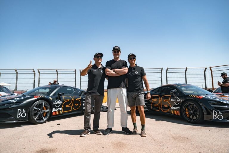 El fundador de Gumball 3000, Maximillion Cooper, compartió fotos y sonrisas con el equipo en el Circuito ASPAR, durante el evento de presentación en Valencia.