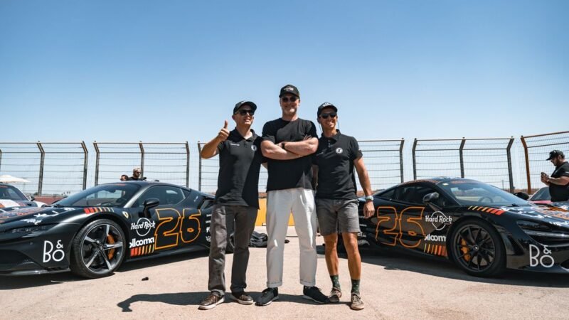 El fundador de Gumball 3000, Maximillion Cooper, compartió fotos y sonrisas con el equipo en el Circuito ASPAR, durante el evento de presentación en Valencia.