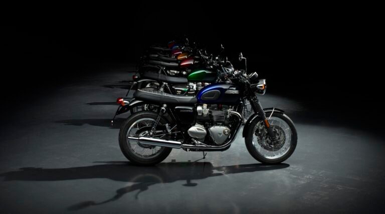TRIUMPH BONNEVILLE STEALTH EDITIONS 2024: COLORES QUE HABLAN, MOTORES QUE CUENTAN HISTORIAS