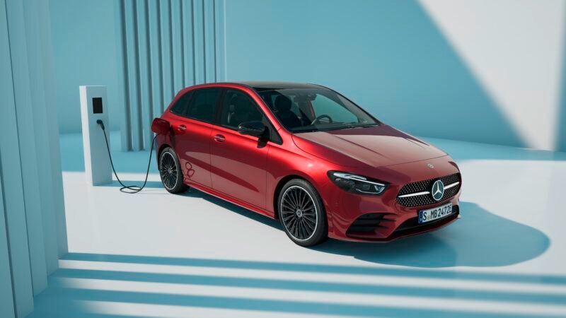 El Mercedes-Benz B-Class 2025 redefine el segmento de monovolúmenes premium con diseño moderno, tecnología avanzada y eficiencia híbrida. Su interior digital con sistema MBUX, motorizaciones eficientes y espacio interior versátil lo convierten en una opción ideal para familias y conductores urbanos que buscan confort, seguridad y funcionalidad. Según EuropaCoche.com®, es una compra recomendable por su equilibrio entre tecnología, economía de combustible y practicidad diaria.