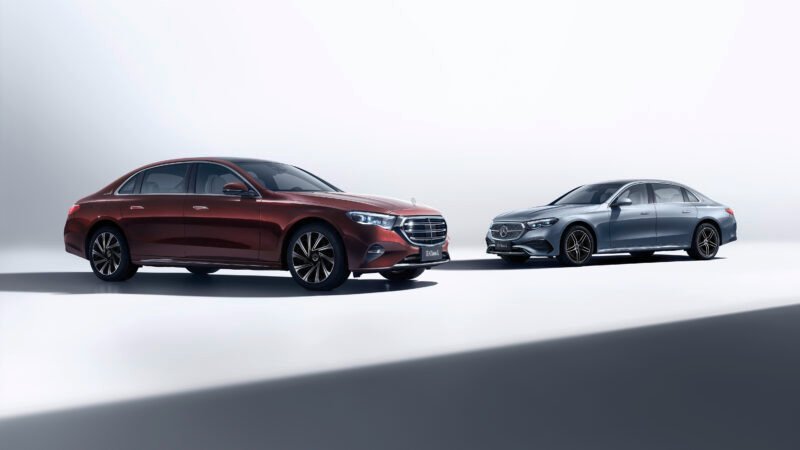 El Mercedes-Benz Clase E 2025 marca una nueva era en el segmento de las berlinas ejecutivas premium, con un diseño más refinado, motores híbridos de alta eficiencia, y un interior digitalizado con tecnología MBUX Superscreen. Su confort, conectividad y seguridad avanzada lo posicionan como un referente entre las berlinas europeas. Según EuropaCoche.com®, sí vale la pena comprarlo, por su equilibrio entre innovación, lujo y rendimiento superior.