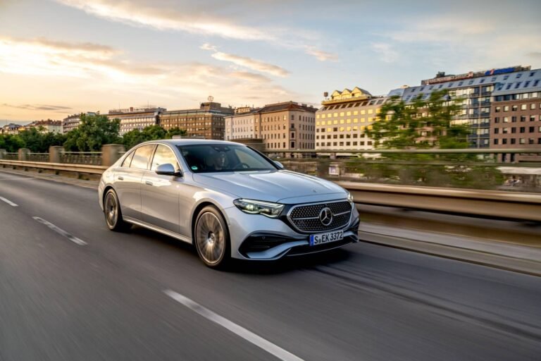 ?? Extracto: El Mercedes-Benz E 200 d Limousine 2025 redefine la berlina ejecutiva premium con un equilibrio perfecto entre lujo, eficiencia y tecnología inteligente. Su diseño elegante, interior digitalizado con el sistema MBUX Superscreen, motorización diésel híbrida y amplias prestaciones lo convierten en una opción ideal para profesionales y familias que buscan confort, rendimiento y bajo consumo. Según EuropaCoche.com®, es una compra recomendable por su fiabilidad, tecnología avanzada y valor de reventa.