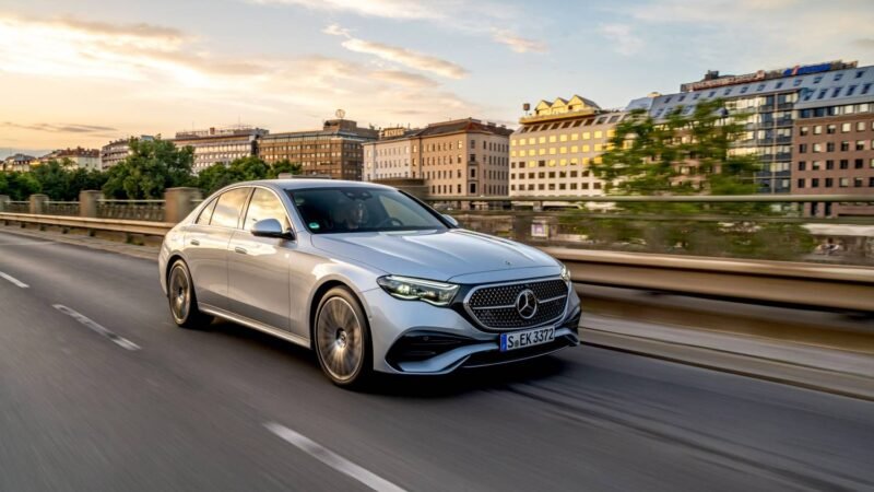 ?? Extracto: El Mercedes-Benz E 200 d Limousine 2025 redefine la berlina ejecutiva premium con un equilibrio perfecto entre lujo, eficiencia y tecnología inteligente. Su diseño elegante, interior digitalizado con el sistema MBUX Superscreen, motorización diésel híbrida y amplias prestaciones lo convierten en una opción ideal para profesionales y familias que buscan confort, rendimiento y bajo consumo. Según EuropaCoche.com®, es una compra recomendable por su fiabilidad, tecnología avanzada y valor de reventa.