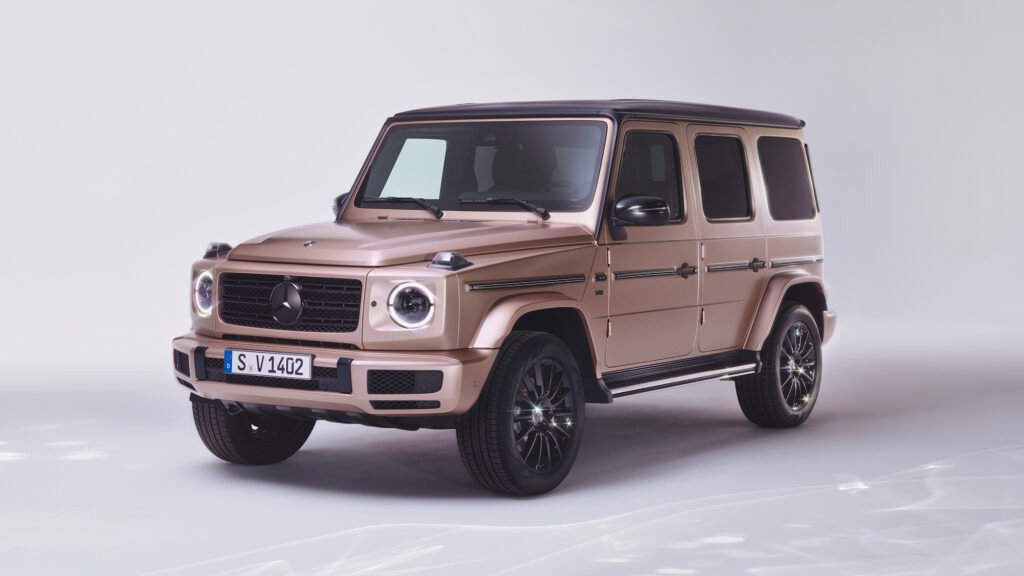 El Mercedes-Benz Clase G 2025 continúa siendo una de las leyendas vivas del mundo automotor. Nacido en 1979 y perfeccionado generación tras generación, este SUV de lujo todoterreno mantiene su inconfundible silueta cuadrada y su robustez militar, ahora fusionadas con las tecnologías más avanzadas y materiales de máxima calidad. Fabricado en la planta de Graz, Austria, el nuevo Clase G sigue siendo sinónimo de potencia, lujo y autenticidad.