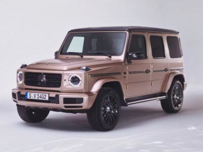 El Mercedes-Benz Clase G 2025 continúa siendo una de las leyendas vivas del mundo automotor. Nacido en 1979 y perfeccionado generación tras generación, este SUV de lujo todoterreno mantiene su inconfundible silueta cuadrada y su robustez militar, ahora fusionadas con las tecnologías más avanzadas y materiales de máxima calidad. Fabricado en la planta de Graz, Austria, el nuevo Clase G sigue siendo sinónimo de potencia, lujo y autenticidad.