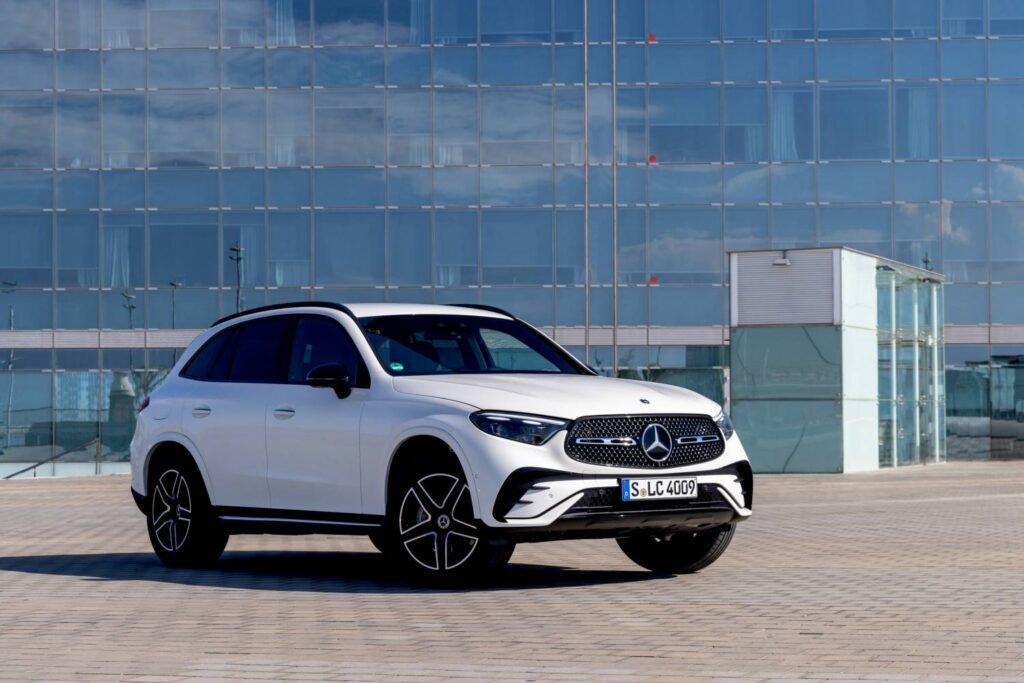 El Mercedes-Benz GLC 2025 redefine el segmento de los SUV premium con una mezcla perfecta de lujo, eficiencia híbrida y conectividad inteligente. Su nuevo diseño, materiales nobles y sistemas de asistencia avanzados lo consolidan como uno de los SUV más completos del mercado europeo.