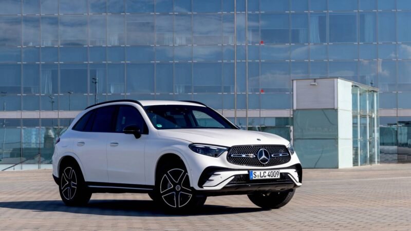 El Mercedes-Benz GLC 2025 redefine el segmento de los SUV premium con una mezcla perfecta de lujo, eficiencia híbrida y conectividad inteligente. Su nuevo diseño, materiales nobles y sistemas de asistencia avanzados lo consolidan como uno de los SUV más completos del mercado europeo.