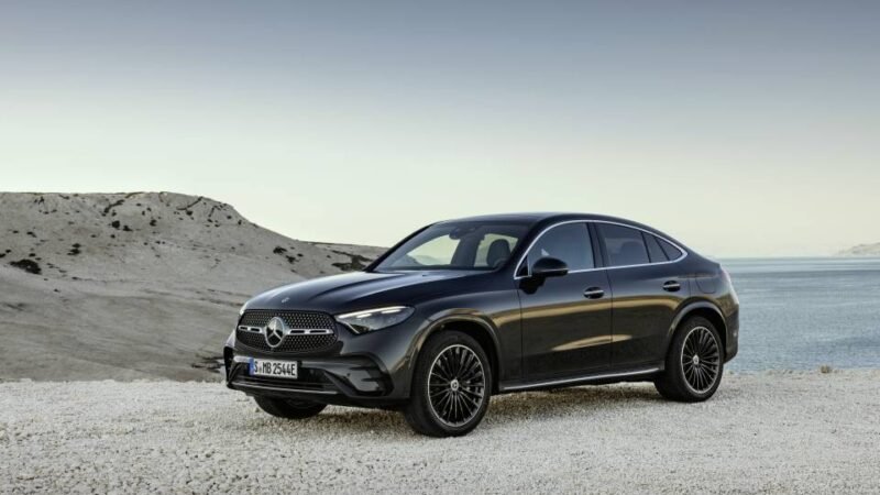 El Mercedes-Benz GLC Coupé 2025 fusiona diseño deportivo, tecnología de vanguardia y eficiencia en un SUV premium de alto rendimiento. Su estética coupé, interior digital con MBUX, motorizaciones híbridas y tracción 4MATIC lo convierten en uno de los modelos más deseados del segmento. Según EuropaCoche.com®, es una opción recomendable gracias a su equilibrio entre lujo, confort y dinamismo.