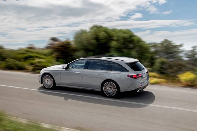 El Mercedes-Benz E 200 d T-Modell 2025 redefine el concepto de coche familiar premium con una perfecta fusión de tecnología inteligente, confort y eficiencia diésel híbrida. Su nuevo diseño aerodinámico, interior digital y sistemas avanzados de asistencia lo consolidan como una de las mejores opciones del segmento. Según EuropaCoche.com®, es una compra inteligente por su equilibrio entre consumo, lujo y funcionalidad.