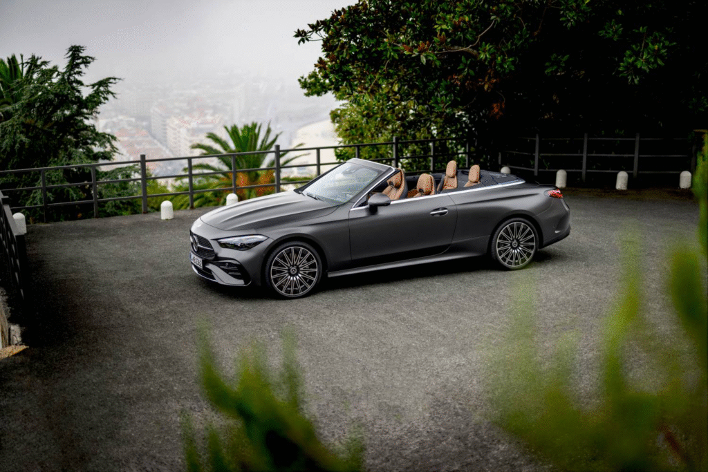 El nuevo Mercedes-Benz CLE Cabriolet 2025 redefine el lujo descapotable con un diseño elegante, una capota acústica eléctrica y tecnología de vanguardia como AIRSCARF® y AIRCAP®, que permiten disfrutar del placer de conducir a cielo abierto durante todo el año. Su interior combina artesanía de alta gama, iluminación ambiental envolvente y un sistema MBUX con inteligencia artificial, mientras sus motores electrificados ofrecen un equilibrio perfecto entre rendimiento, eficiencia y confort. Una auténtica joya de la ingeniería alemana para quienes buscan exclusividad, deportividad y elegancia sin compromisos.