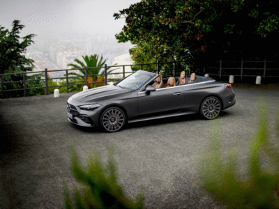 El nuevo Mercedes-Benz CLE Cabriolet 2025 redefine el lujo descapotable con un diseño elegante, una capota acústica eléctrica y tecnología de vanguardia como AIRSCARF® y AIRCAP®, que permiten disfrutar del placer de conducir a cielo abierto durante todo el año. Su interior combina artesanía de alta gama, iluminación ambiental envolvente y un sistema MBUX con inteligencia artificial, mientras sus motores electrificados ofrecen un equilibrio perfecto entre rendimiento, eficiencia y confort. Una auténtica joya de la ingeniería alemana para quienes buscan exclusividad, deportividad y elegancia sin compromisos.