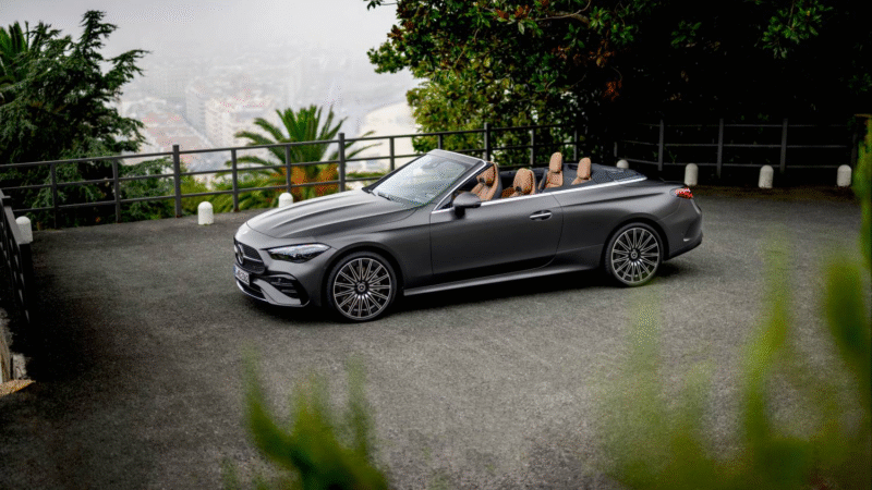 El nuevo Mercedes-Benz CLE Cabriolet 2025 redefine el lujo descapotable con un diseño elegante, una capota acústica eléctrica y tecnología de vanguardia como AIRSCARF® y AIRCAP®, que permiten disfrutar del placer de conducir a cielo abierto durante todo el año. Su interior combina artesanía de alta gama, iluminación ambiental envolvente y un sistema MBUX con inteligencia artificial, mientras sus motores electrificados ofrecen un equilibrio perfecto entre rendimiento, eficiencia y confort. Una auténtica joya de la ingeniería alemana para quienes buscan exclusividad, deportividad y elegancia sin compromisos.