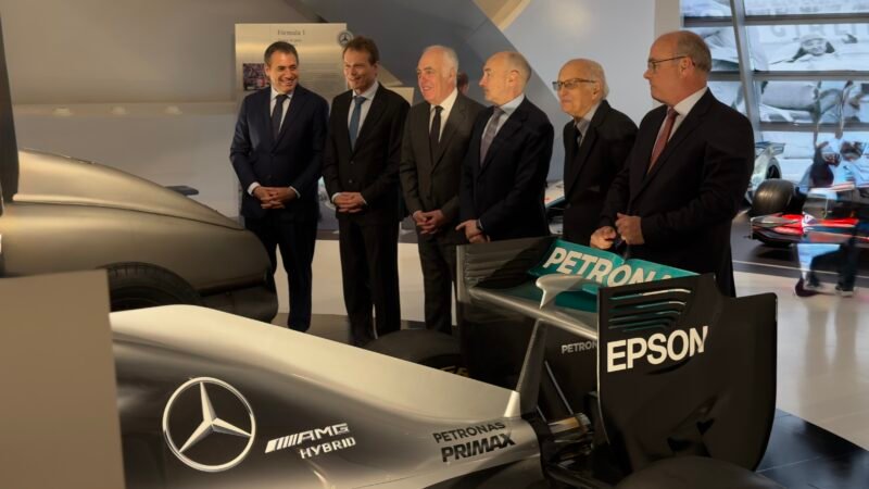 Una exposición única en el mundo que reúne piezas inéditas de Mercedes-Benz Motorsport, mostrando la evolución de la Fórmula 1 y la ingeniería automotriz en un evento histórico celebrado en Zaragoza.