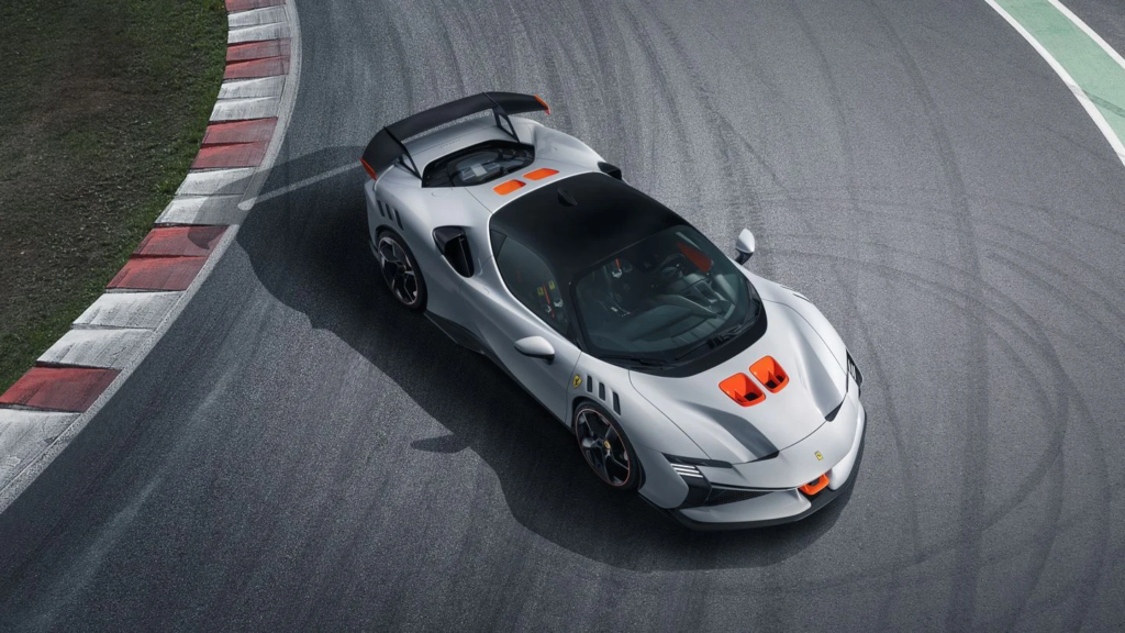 El SF90 XX Stradale representa la máxima expresión tecnológica de Ferrari llevada a la carretera, combinando potencia híbrida y ADN de competición.