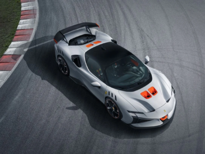 El SF90 XX Stradale representa la máxima expresión tecnológica de Ferrari llevada a la carretera, combinando potencia híbrida y ADN de competición.