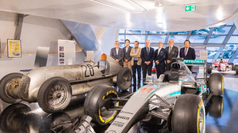 Europacoche.com estará presente en la inauguración de la exposición Mercedes-Benz Motorsport en Mobility City, una muestra única en el mundo que reúne algunos de los vehículos de competición más emblemáticos de la historia de la marca alemana.