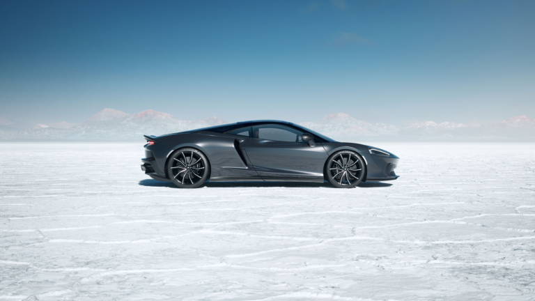 McLaren presenta el nuevo GTS, un Gran Turismo de alto rendimiento que combina lujo, tecnología y un motor V8 biturbo de 635 CV con una velocidad máxima superior a 326 km/h.