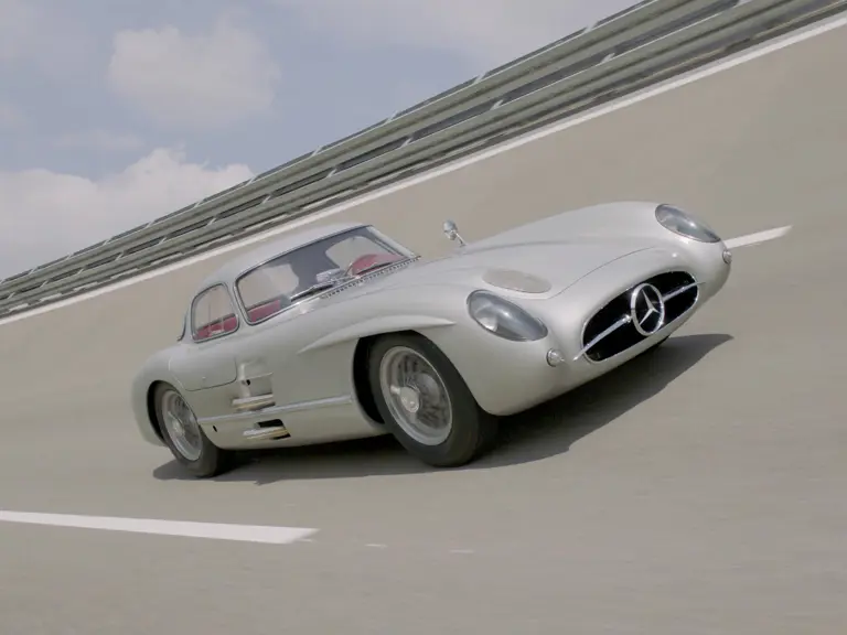 El Mercedes-Benz 300 SLR Uhlenhaut Coupé de 1955 lidera el ranking de los 30 automóviles más caros y valiosos del mundo, con un precio récord de 135 millones de euros.