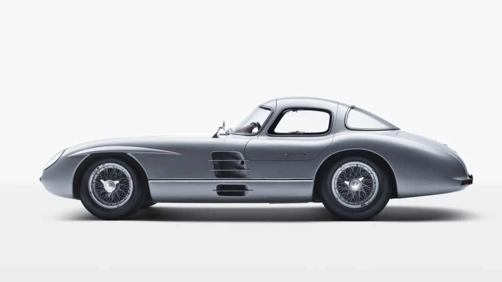 El Mercedes-Benz 300 SLR Uhlenhaut Coupé estableció el récord mundial absoluto con un precio de 135 millones de euros.