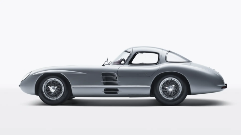 El Mercedes-Benz 300 SLR Uhlenhaut Coupé estableció el récord mundial absoluto con un precio de 135 millones de euros.