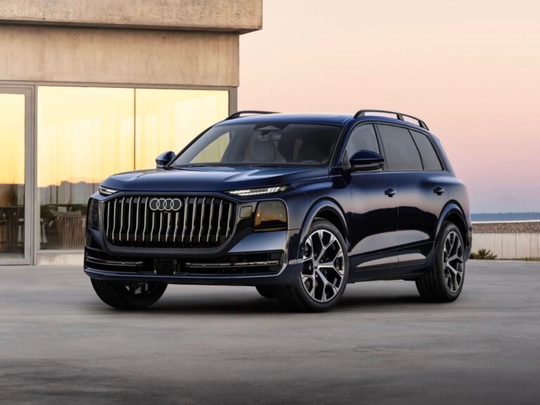 El nuevo Audi Q9 inaugura una nueva etapa para la marca alemana como su primer SUV full-size de representación. Con 5,31 metros de longitud, un interior de auténtica clase ejecutiva, innovaciones como los pilotos Digital OLED curvos de tercera generación y un avanzado sistema de asistencia a la conducción, el nuevo buque insignia de Audi aspira a convertirse en uno de los lanzamientos premium más importantes de 2026. Analizamos todas sus novedades, características y posicionamiento según Europacoche Market Report™.