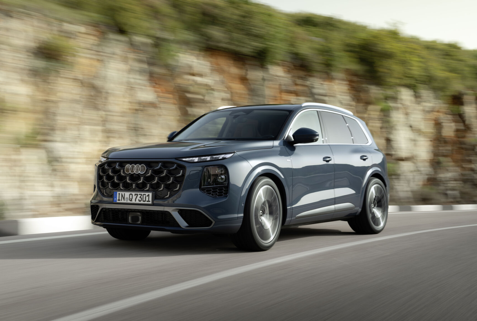 El nuevo Audi Q7 2026 inaugura su tercera generación con hasta siete plazas, motores V6 TDI MHEV plus, tecnología de iluminación digital y un interior completamente renovado.